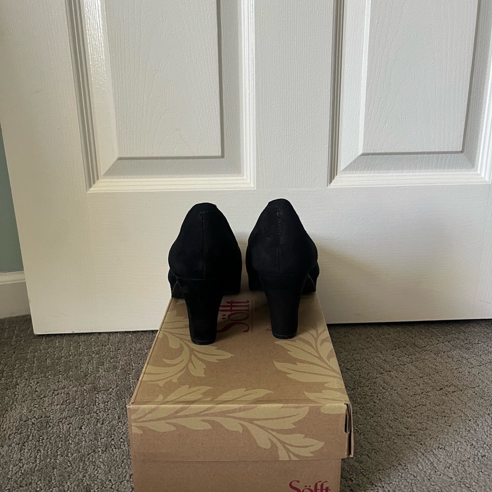 Black Söfft Gabie Suede Pumps - Picture 3 of 9